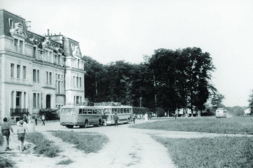 Arrivée des cars au château de Castillon. Non daté, Prêt de Madame Sanz-Allen